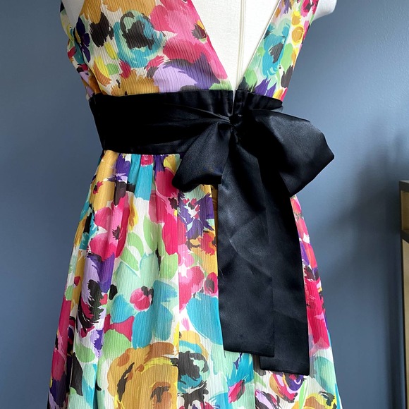 Bright floral V-neck dress w/ black waist tie - Picture 9 of 9